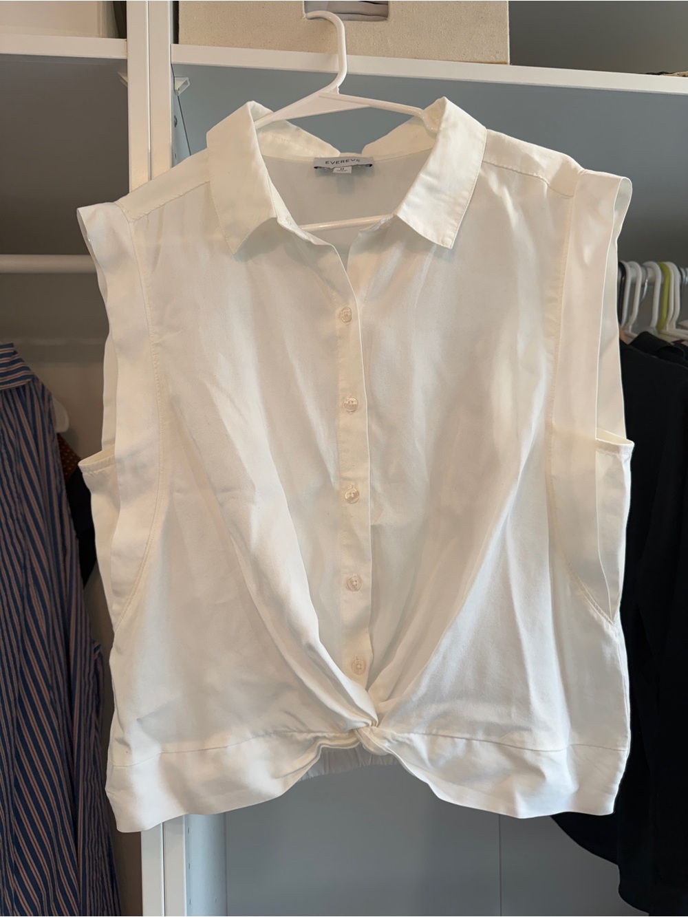 Evereve White Sleeveless Button-Front Twist Hem Shirt